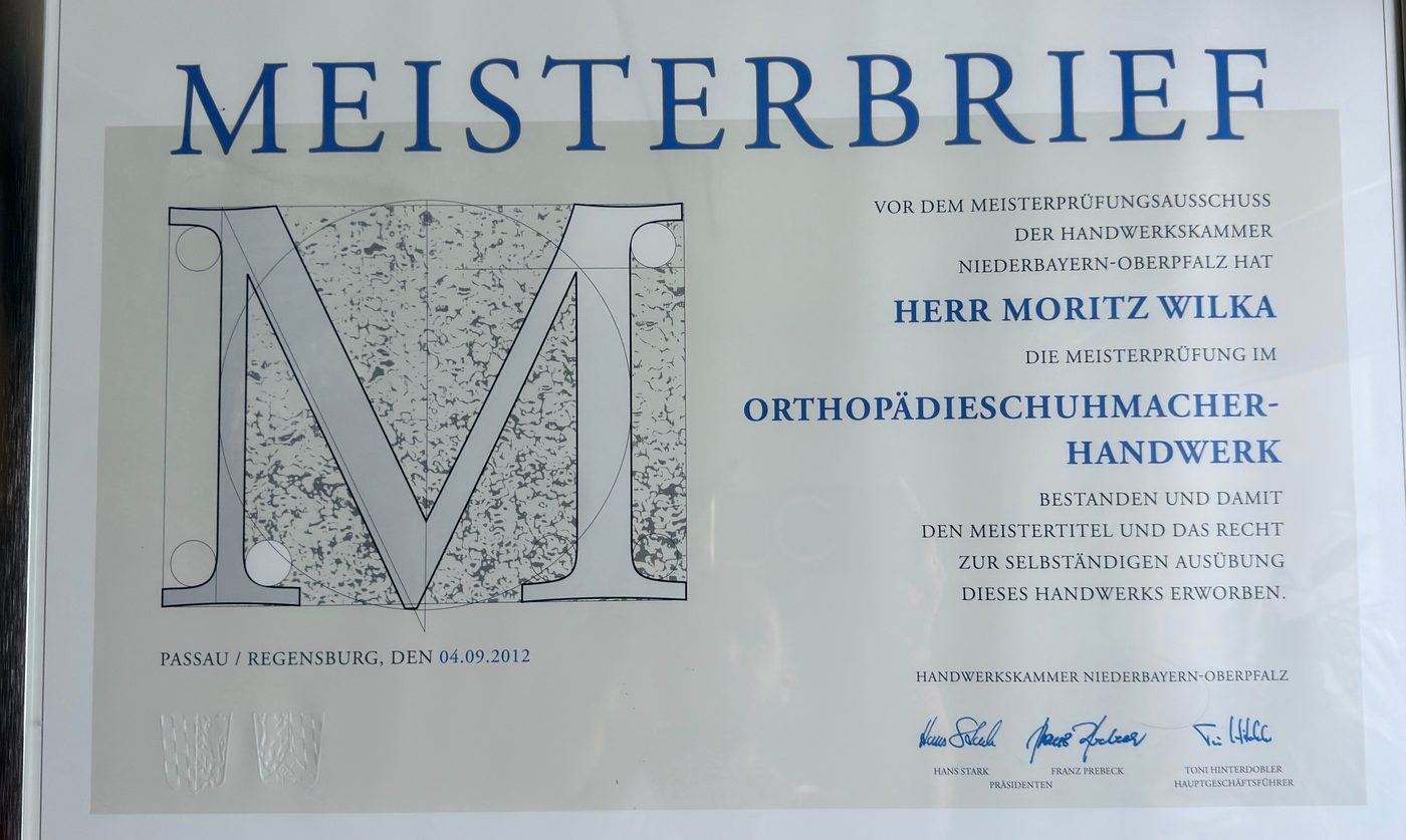 Meisterbrief von Moritz Wilka im Orthopädieschuhmacher-Handwerk, ausgestellt von der Handwerkskammer Niederbayern-Oberpfalz am 4. September 2012